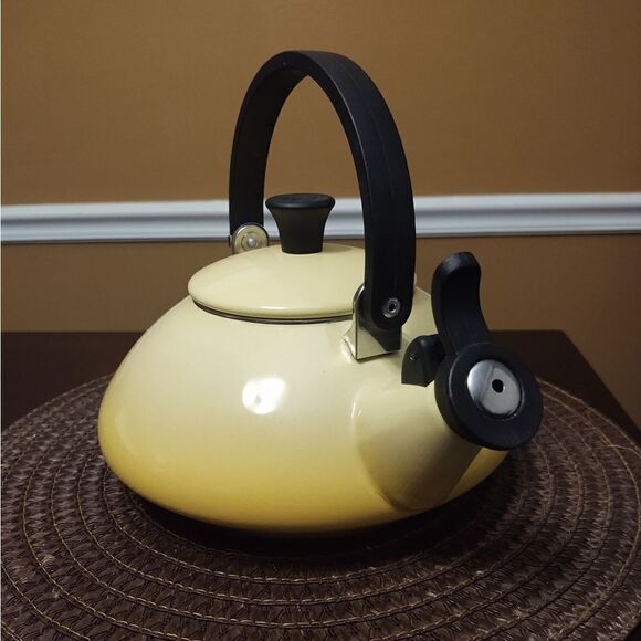 Le Creuset Whistling Zen kettle in Citrus Yellow